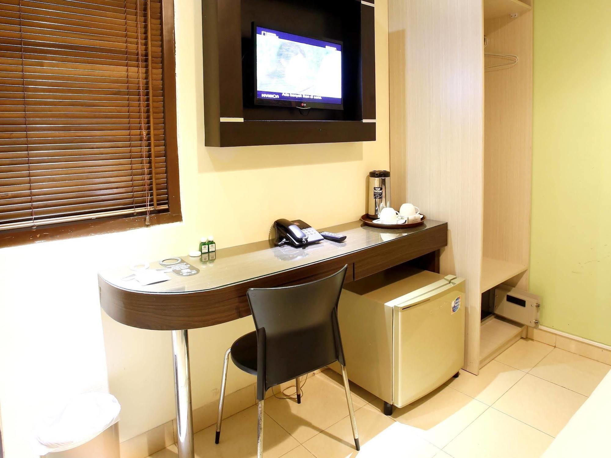 Reddoorz Plus @ Karet Setiabudi Jacarta Exterior foto